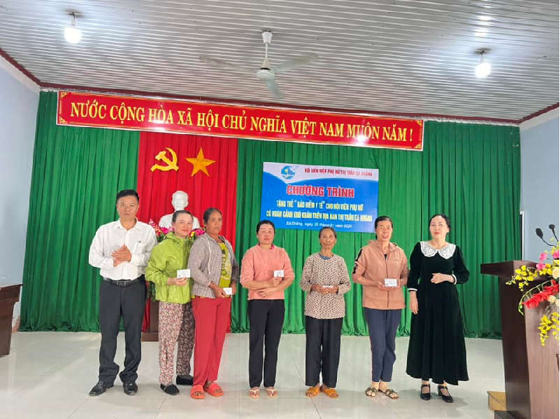 Chương trình tặng thẻ bảo hiểm y tế cho hội viên phụ nữ có hoàn cảnh khó khăn trên địa bàn Thị trấn Ea Drăng